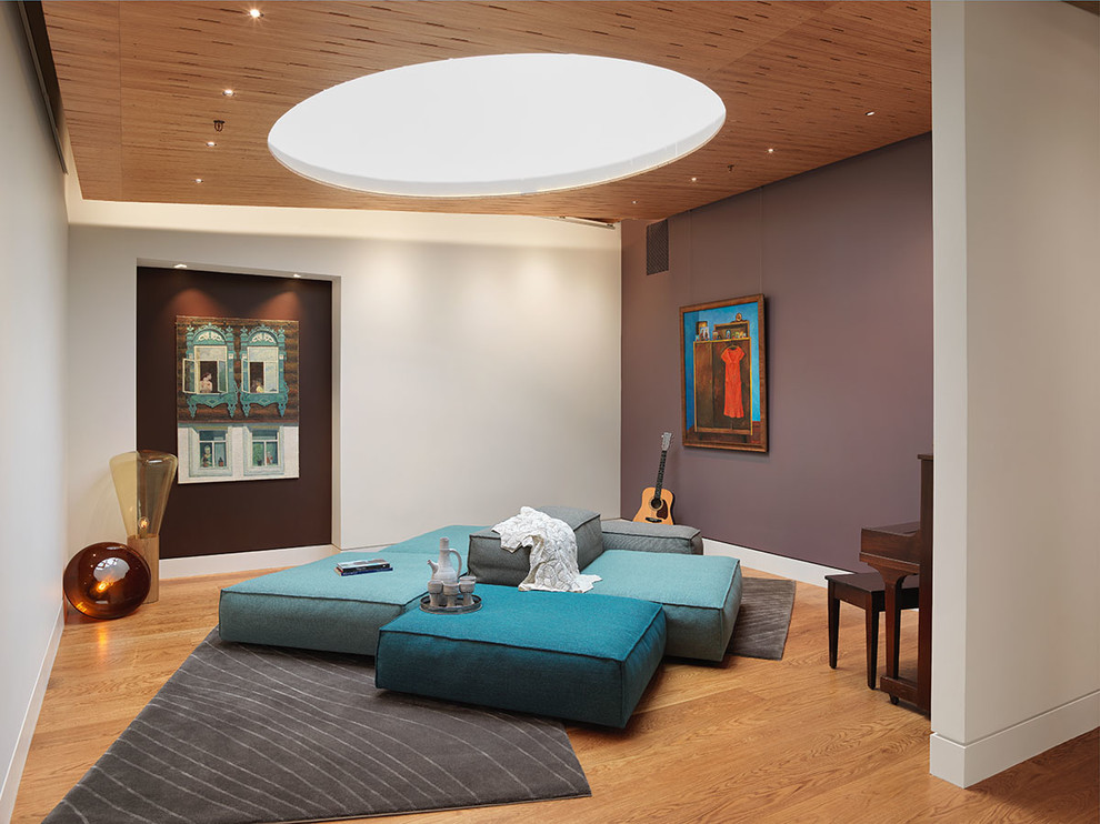 Modelo de sala de estar con rincón musical abierta actual sin chimenea y televisor con paredes púrpuras y suelo de madera en tonos medios