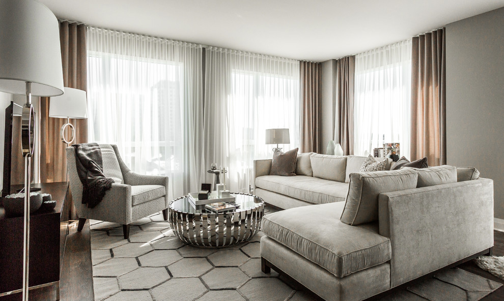 На фото: открытая гостиная комната в стиле неоклассика (современная классика) с серыми стенами и отдельно стоящим телевизором без камина с