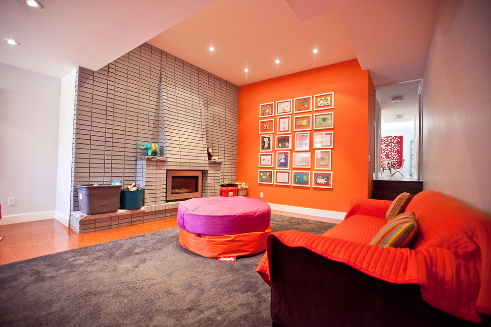 Источник вдохновения для домашнего уюта: гостиная комната в современном стиле с пробковым полом