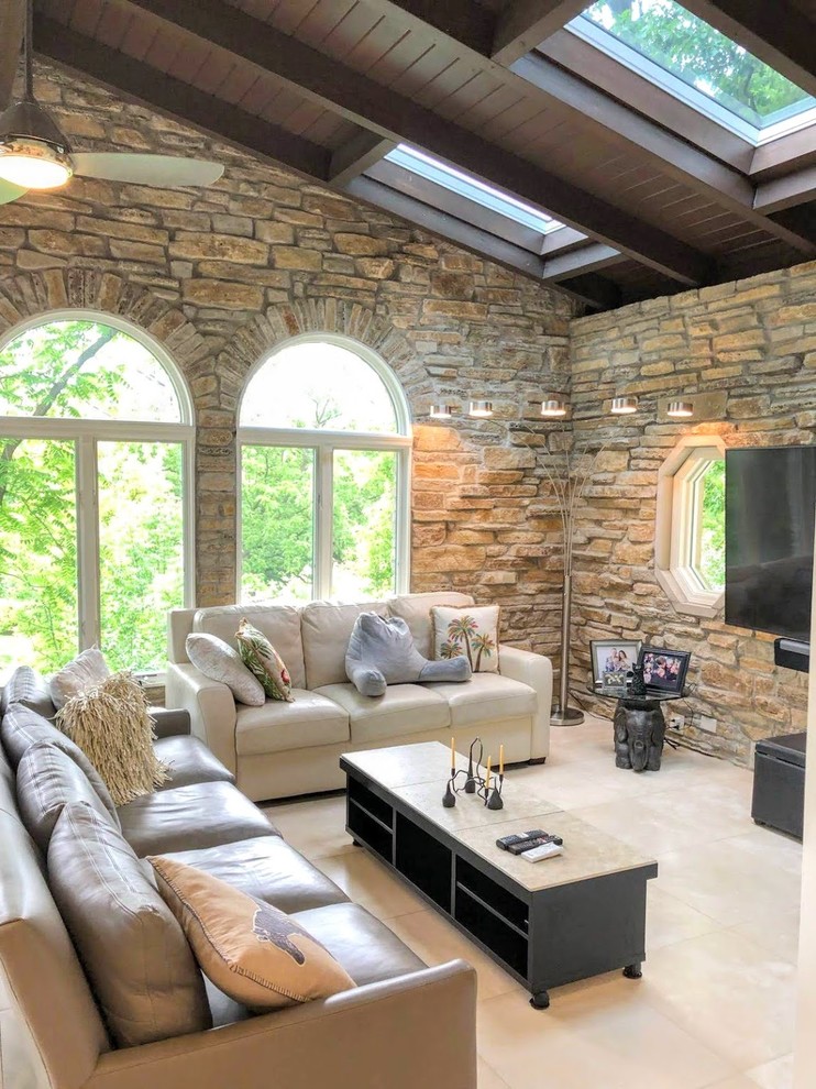 Immagine di un soggiorno contemporaneo di medie dimensioni e aperto con pareti bianche, TV a parete, pavimento beige e pavimento in gres porcellanato