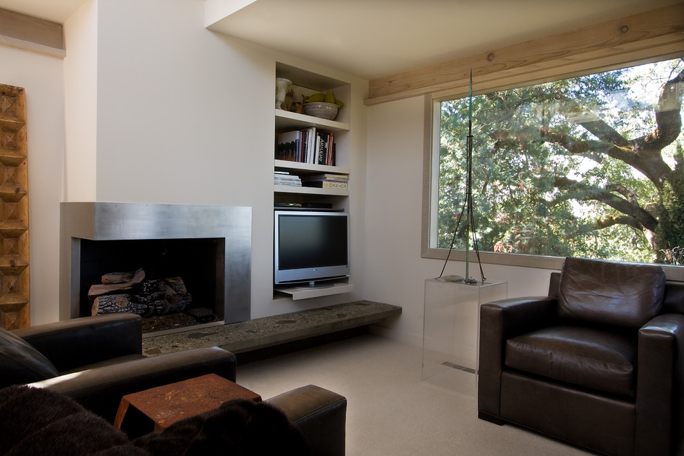 Стильный дизайн: гостиная комната в современном стиле с угловым камином - последний тренд