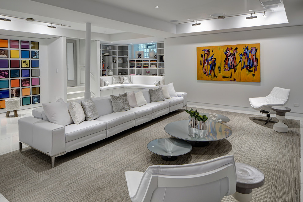 Modelo de sala de estar con biblioteca abierta actual grande con paredes blancas y suelo de baldosas de porcelana