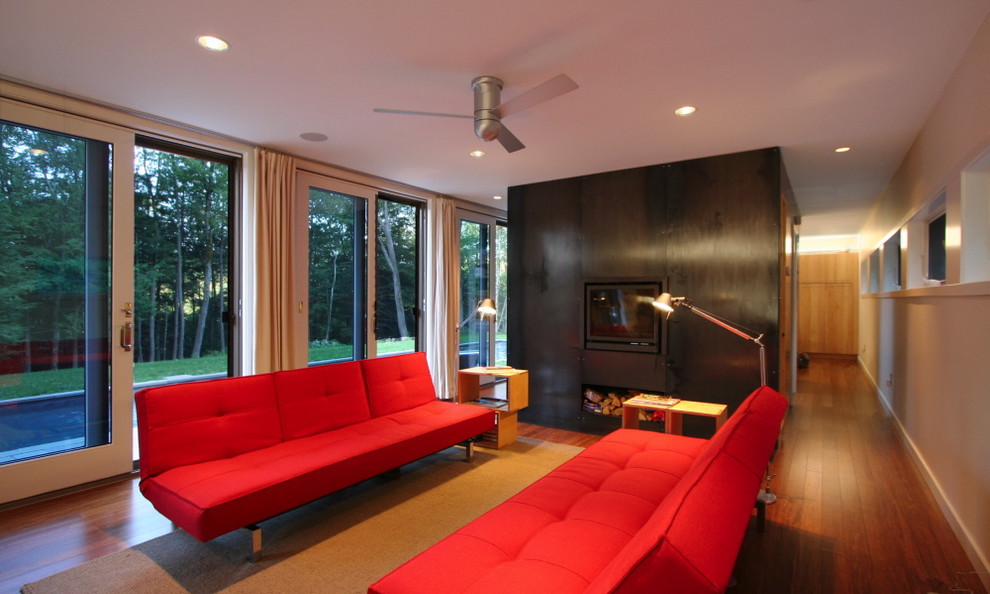 Ejemplo de sala de estar actual con marco de chimenea de metal