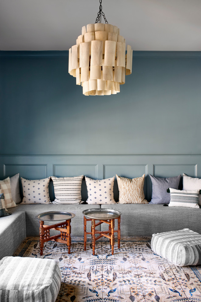Cette image montre une salle de séjour design avec un mur bleu, moquette, un sol multicolore et boiseries.