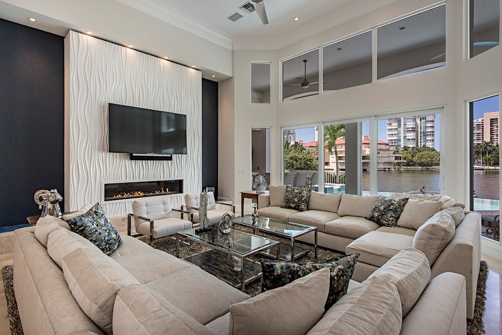 Imagen de sala de estar contemporánea con chimenea lineal, televisor colgado en la pared y paredes multicolor