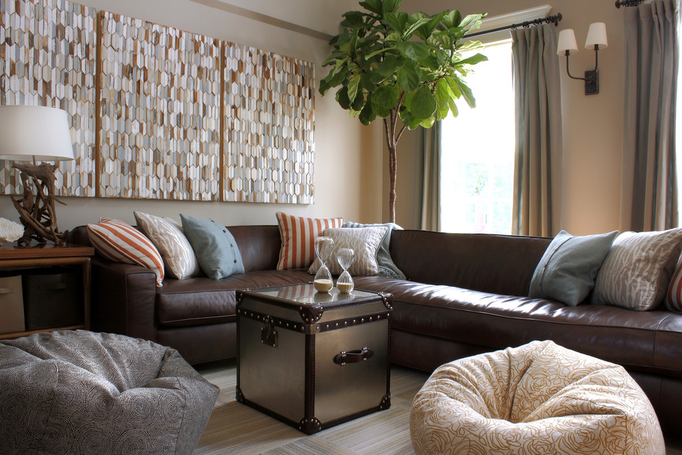 Идея дизайна: гостиная комната в современном стиле с бежевыми стенами и коричневым диваном