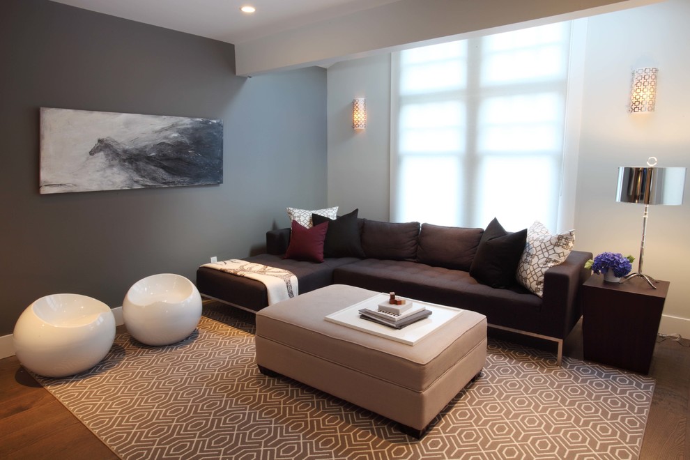 Idee per un soggiorno minimal con pareti grigie e pavimento in legno massello medio