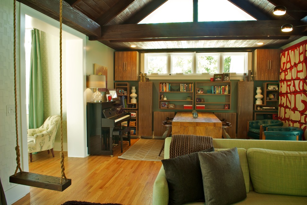 Ejemplo de sala de estar con rincón musical abierta actual con suelo de madera en tonos medios