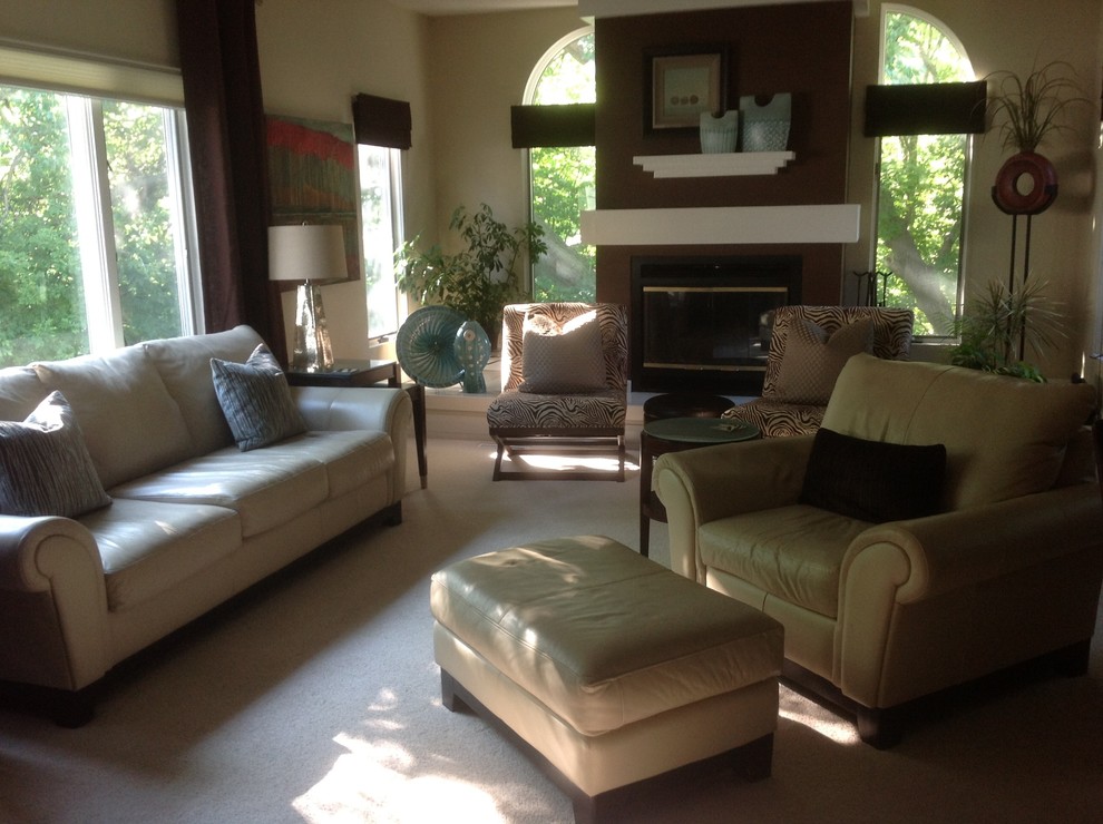 Immagine di un soggiorno design di medie dimensioni e chiuso con pareti beige, moquette, camino classico, nessuna TV e pavimento beige