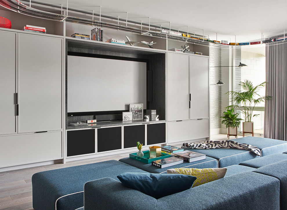 Esempio di un soggiorno design con pavimento in legno massello medio, parete attrezzata e pavimento marrone
