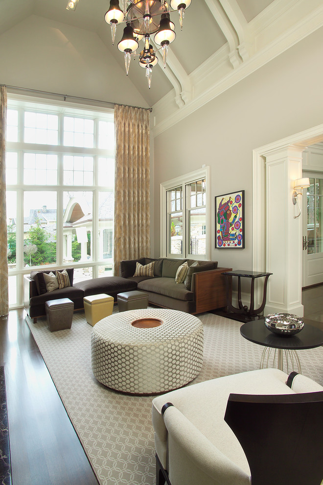 Свежая идея для дизайна: открытая гостиная комната в современном стиле с серыми стенами и темным паркетным полом - отличное фото интерьера