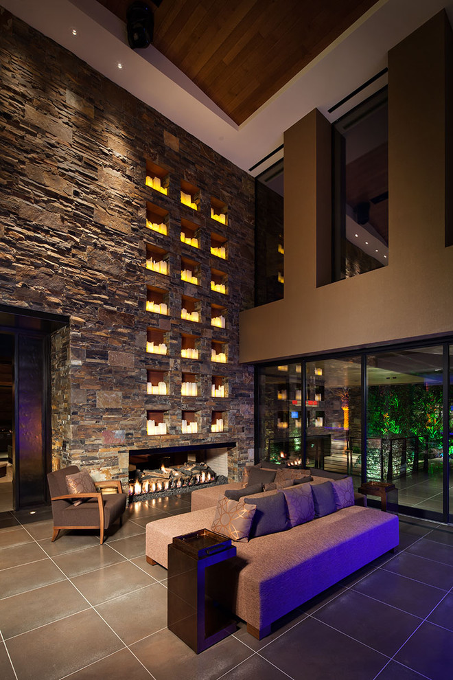 Inspiration pour une salle de séjour design ouverte avec un mur marron, une cheminée ribbon et un manteau de cheminée en pierre.