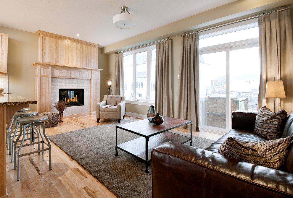 Idee per un soggiorno minimal aperto con pareti beige, pavimento in legno massello medio, camino classico, nessuna TV e tappeto