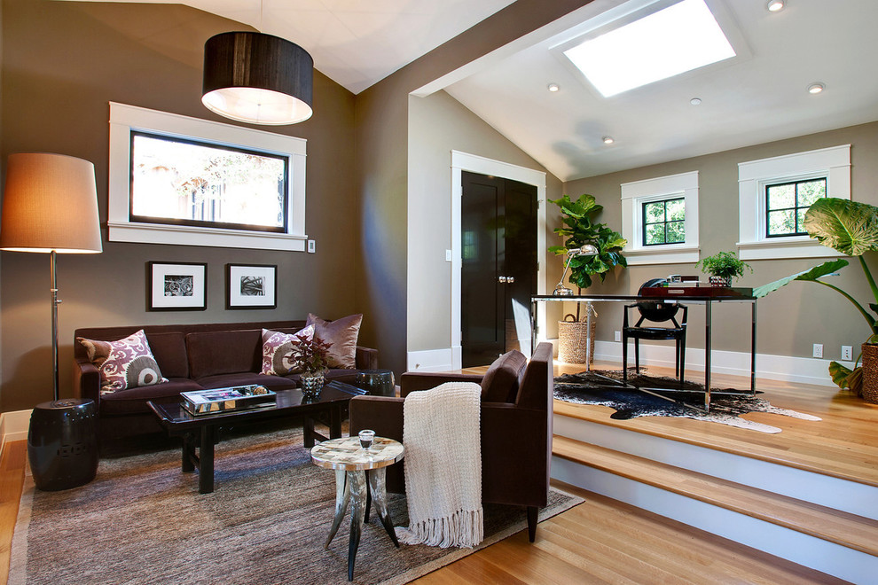 Foto de sala de estar abierta contemporánea con paredes marrones y suelo de madera en tonos medios