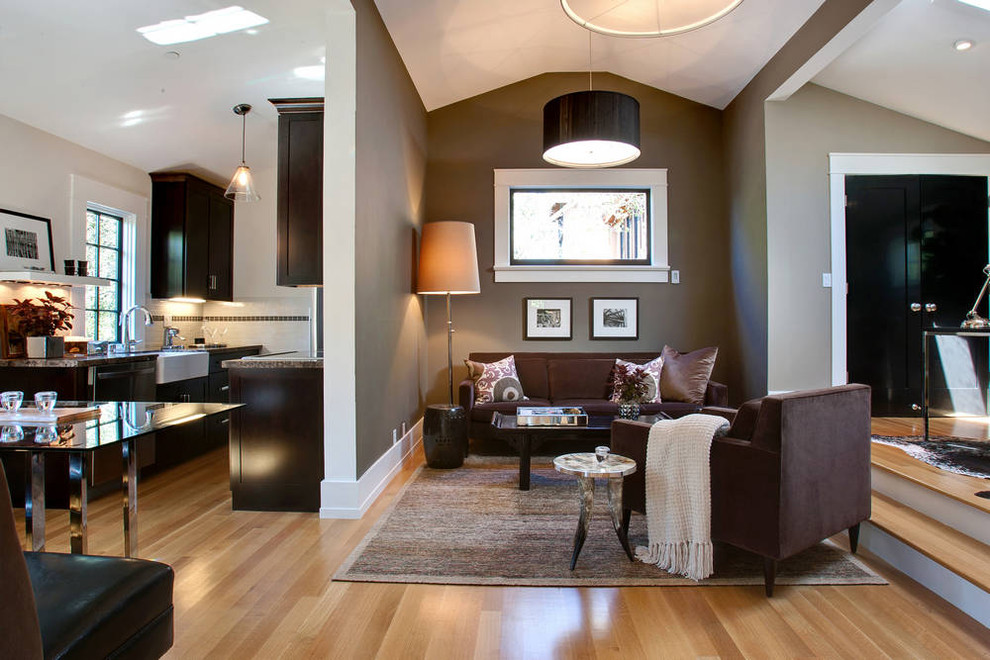 Foto di un soggiorno design aperto con pareti marroni, pavimento in legno massello medio e pavimento beige