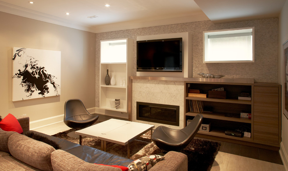 Diseño de sala de estar cerrada contemporánea con paredes beige, chimenea lineal, marco de chimenea de piedra, televisor colgado en la pared, suelo de baldosas de porcelana, suelo gris y alfombra
