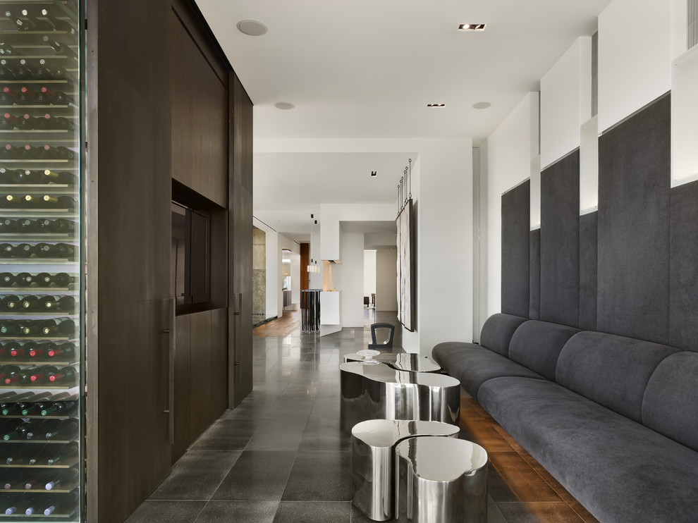 Immagine di un soggiorno contemporaneo aperto con pareti bianche e parete attrezzata