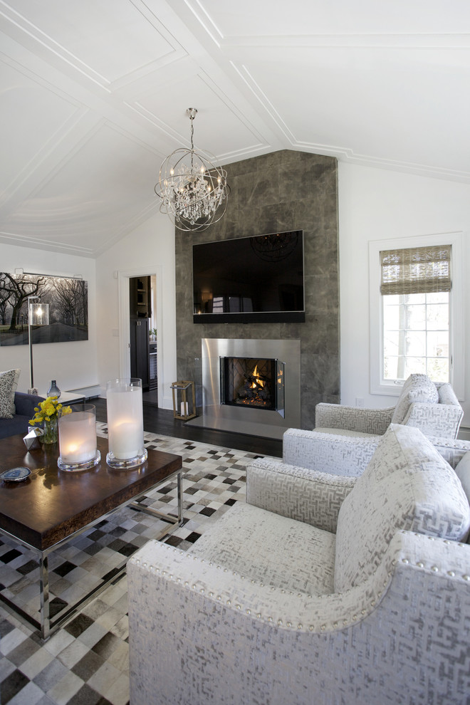Modelo de sala de estar abierta contemporánea de tamaño medio con paredes blancas, suelo de madera oscura, todas las chimeneas, marco de chimenea de metal y televisor colgado en la pared