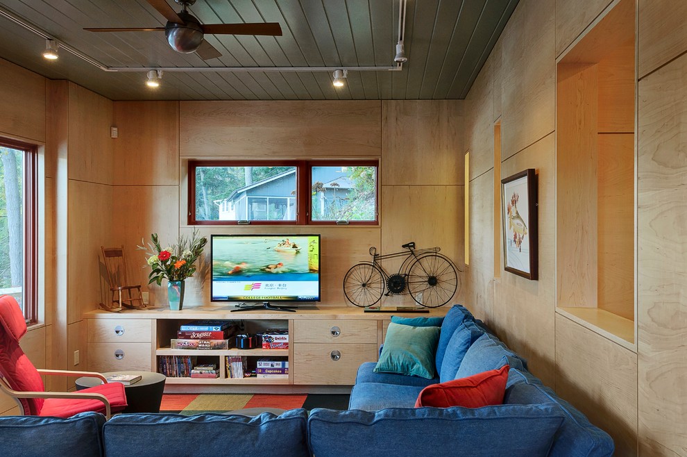 На фото: изолированная гостиная комната в современном стиле с бежевыми стенами и отдельно стоящим телевизором