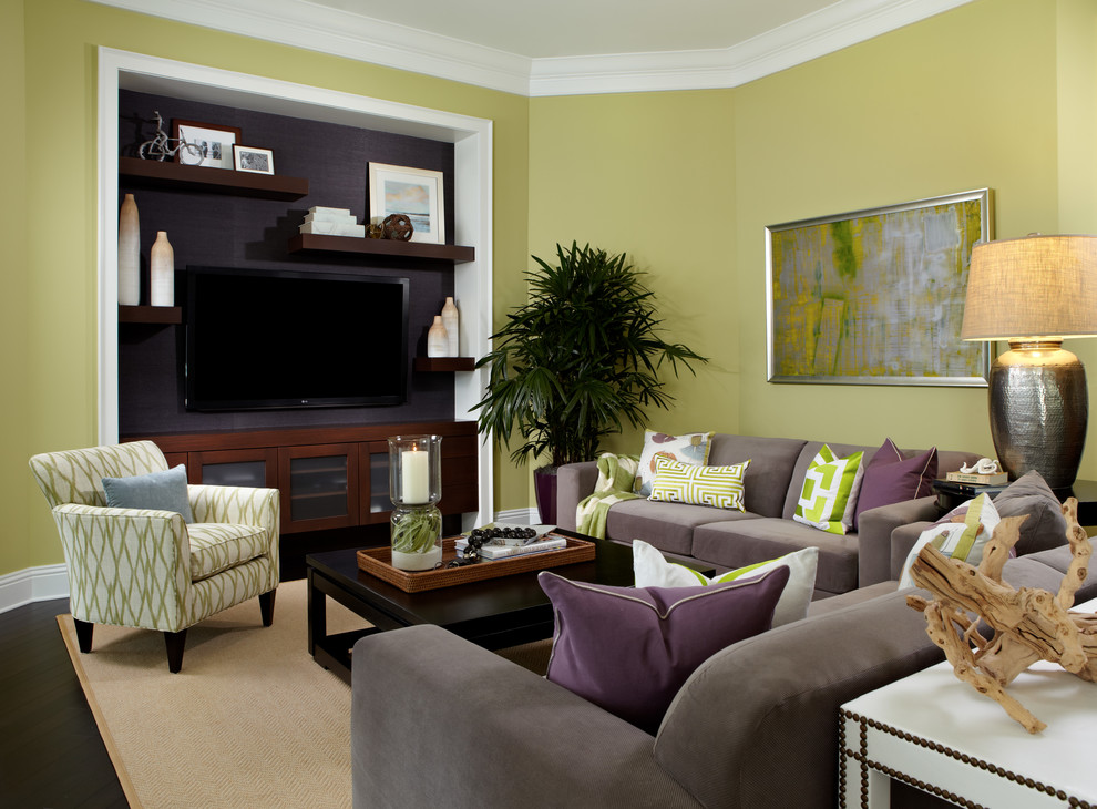 Foto de sala de estar abierta contemporánea con paredes verdes y pared multimedia