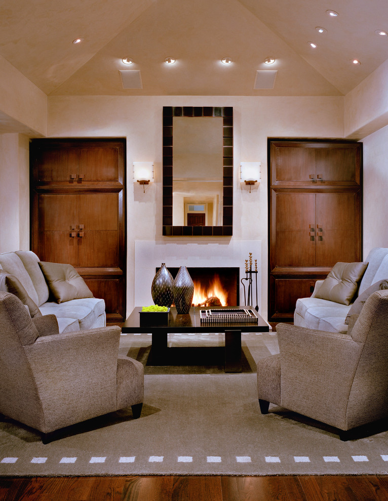 Foto de sala de estar cerrada contemporánea de tamaño medio con suelo de madera en tonos medios, todas las chimeneas y marco de chimenea de hormigón