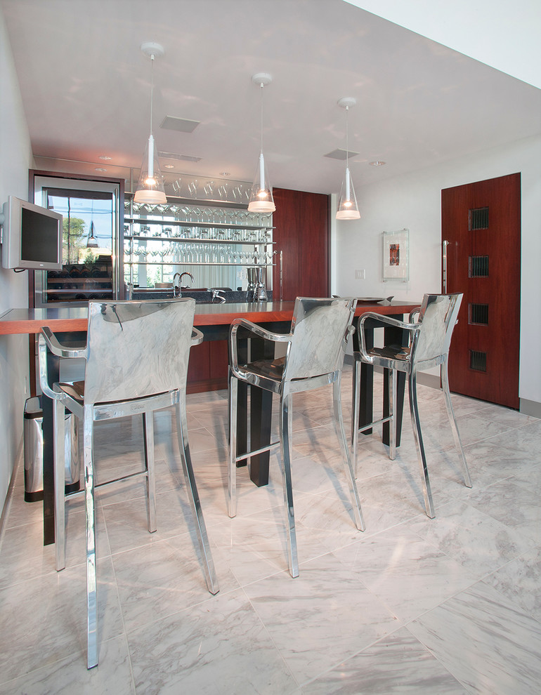 Ispirazione per un soggiorno design con pareti bianche e pavimento in marmo