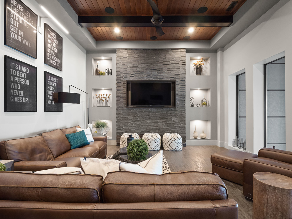 Modernes Wohnzimmer mit grauer Wandfarbe, dunklem Holzboden, TV-Wand und braunem Boden in Sonstige