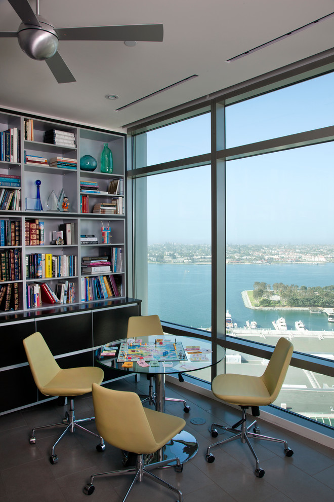Immagine di un soggiorno minimal con libreria