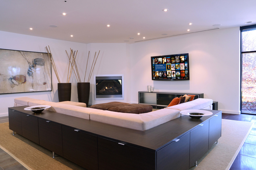 Cette photo montre une salle de séjour tendance de taille moyenne et ouverte avec un mur blanc, une cheminée d'angle, un manteau de cheminée en métal et un téléviseur fixé au mur.