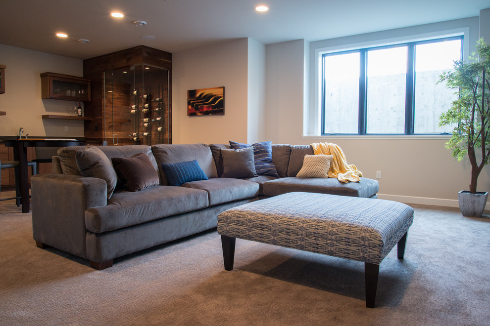 Diseño de sala de estar con barra de bar abierta contemporánea con paredes grises, moqueta y televisor colgado en la pared