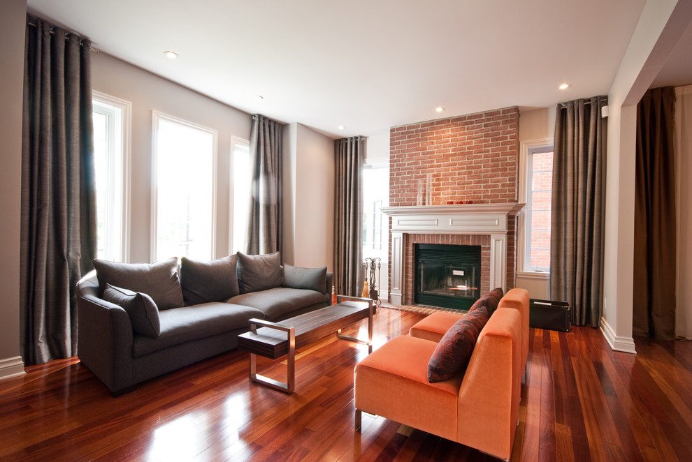 Imagen de sala de estar actual con marco de chimenea de ladrillo