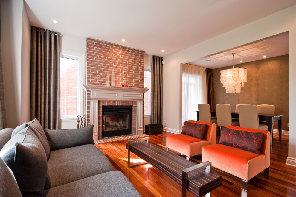 Ejemplo de sala de estar contemporánea con marco de chimenea de ladrillo