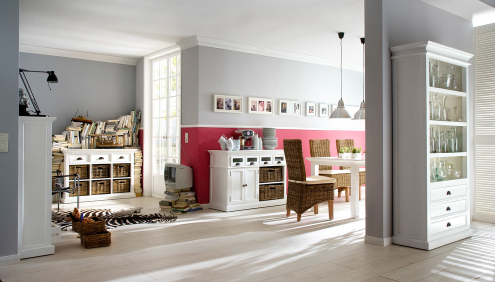 Immagine di un grande soggiorno design con pareti multicolore e parquet chiaro