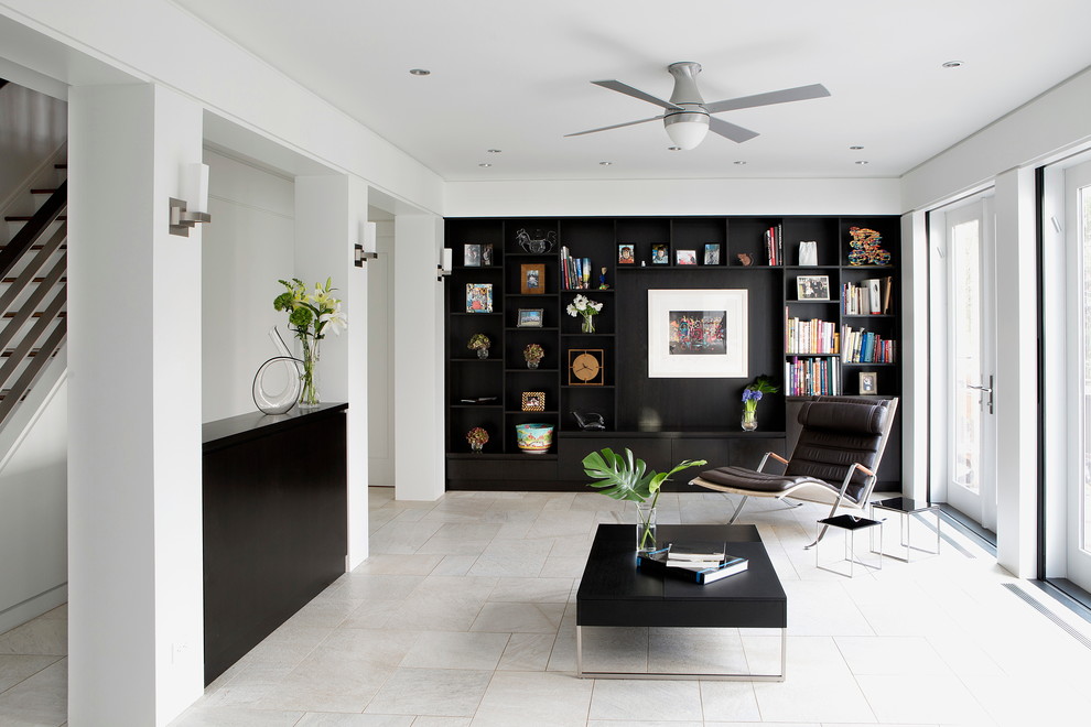 Ejemplo de sala de estar abierta contemporánea con paredes negras