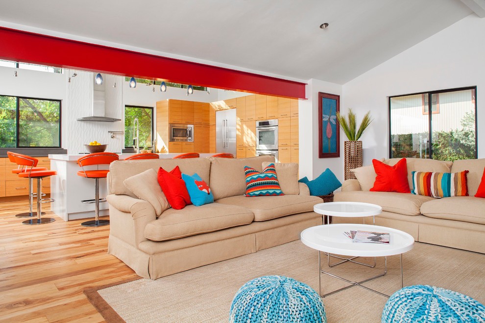 Offenes Modernes Wohnzimmer mit weißer Wandfarbe und braunem Holzboden in Austin