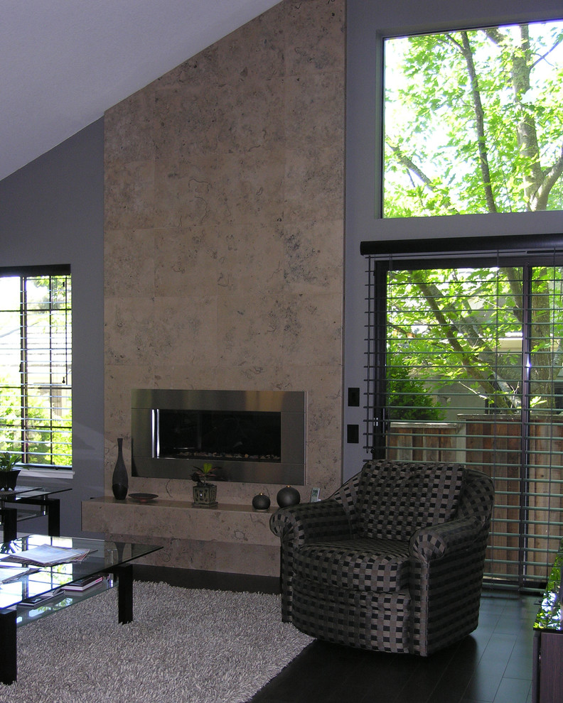 Offenes Modernes Wohnzimmer mit grauer Wandfarbe, gebeiztem Holzboden, Kamin und Kaminumrandung aus Stein in San Francisco
