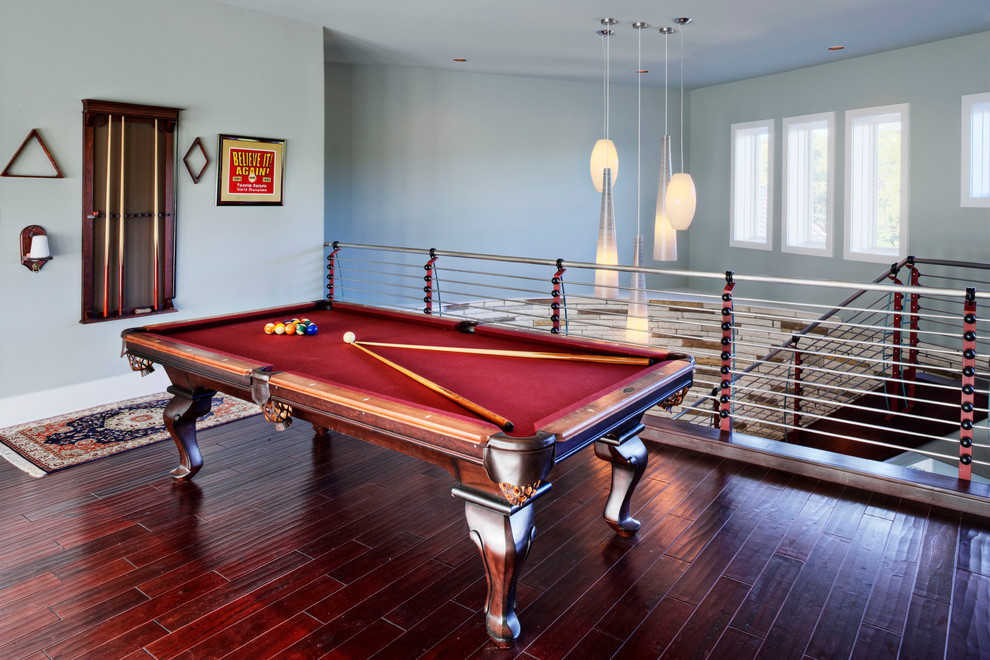 Foto di un soggiorno minimal di medie dimensioni e stile loft con sala giochi, pareti blu e pavimento in legno massello medio