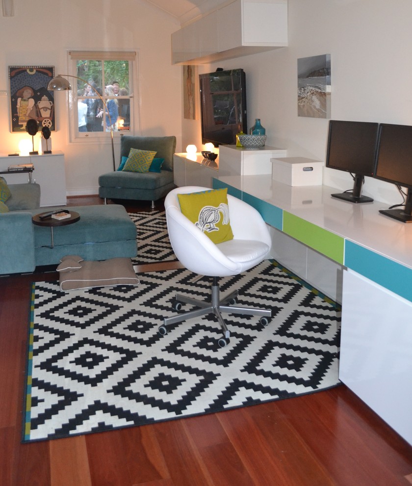 Kleines Modernes Wohnzimmer mit weißer Wandfarbe und braunem Holzboden in Sydney