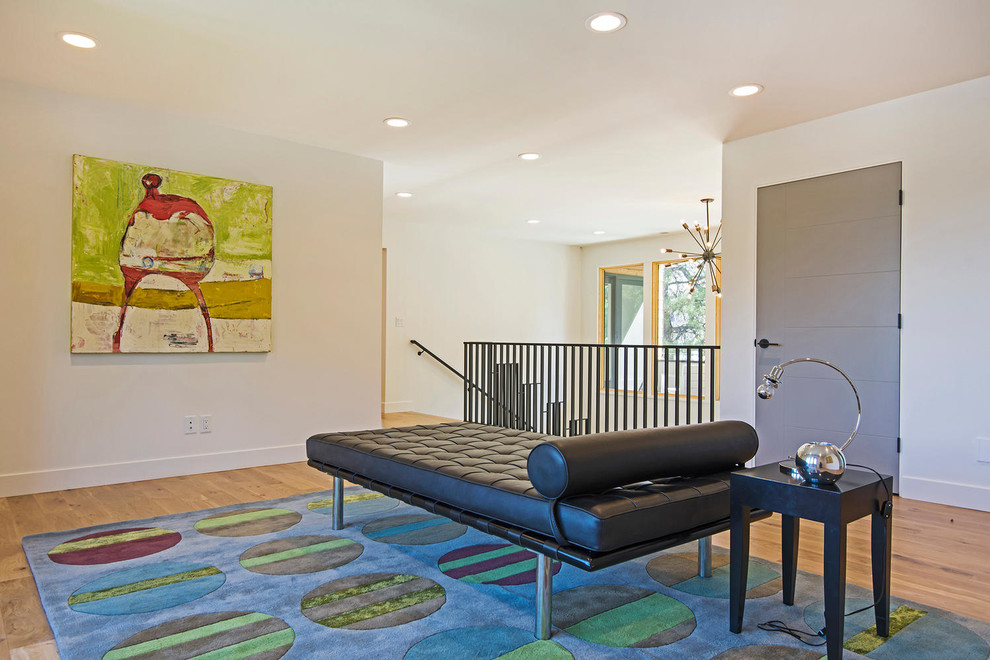 Стильный дизайн: открытая гостиная комната среднего размера в современном стиле с белыми стенами и светлым паркетным полом без камина, телевизора - последний тренд