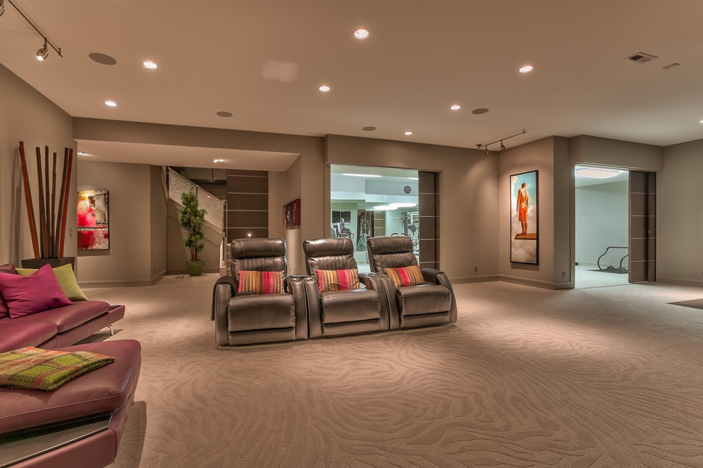 Geräumiges, Offenes Modernes Wohnzimmer ohne Kamin mit grauer Wandfarbe, Teppichboden, TV-Wand und beigem Boden in Omaha