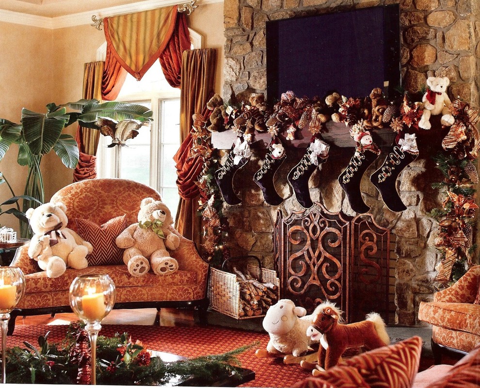 Immagine di un ampio soggiorno contemporaneo aperto con pareti beige, cornice del camino in pietra, TV a parete, camino classico e moquette