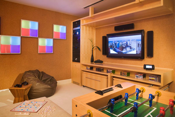 Foto på ett mellanstort funkis allrum, med ett spelrum, heltäckningsmatta och en väggmonterad TV