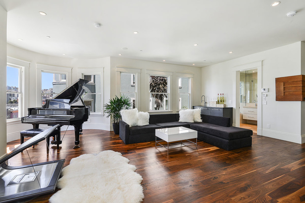 Modelo de sala de estar con rincón musical abierta contemporánea grande con paredes blancas, suelo de madera oscura, todas las chimeneas, marco de chimenea de metal y suelo marrón
