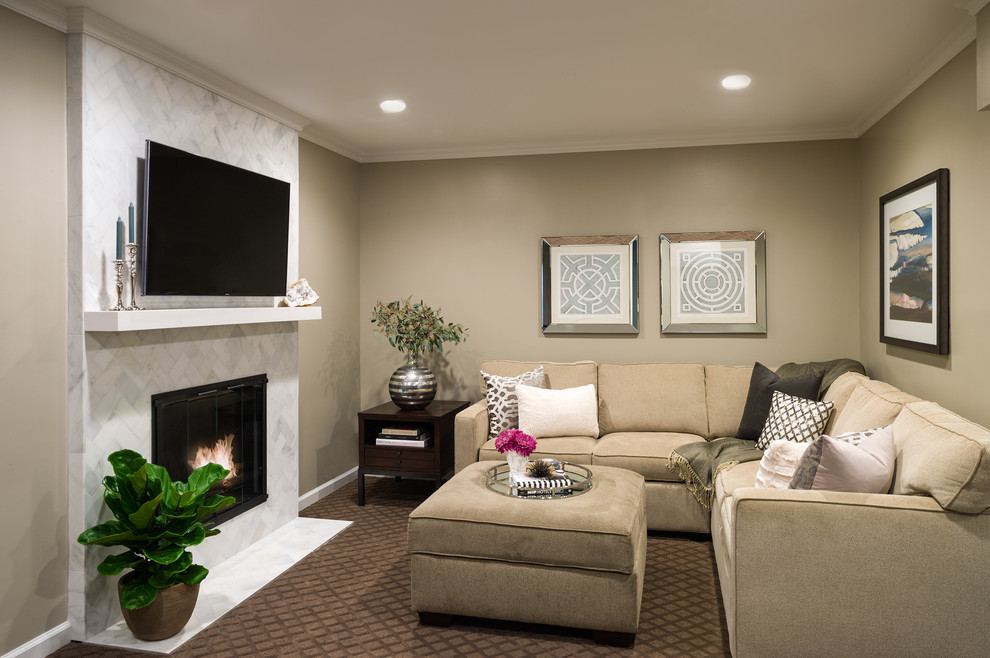 Ejemplo de sala de estar actual con paredes grises, moqueta, todas las chimeneas, marco de chimenea de baldosas y/o azulejos y televisor colgado en la pared