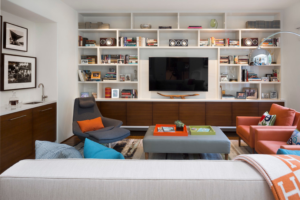 На фото: гостиная комната в современном стиле с белыми стенами, темным паркетным полом, домашним баром и телевизором на стене с