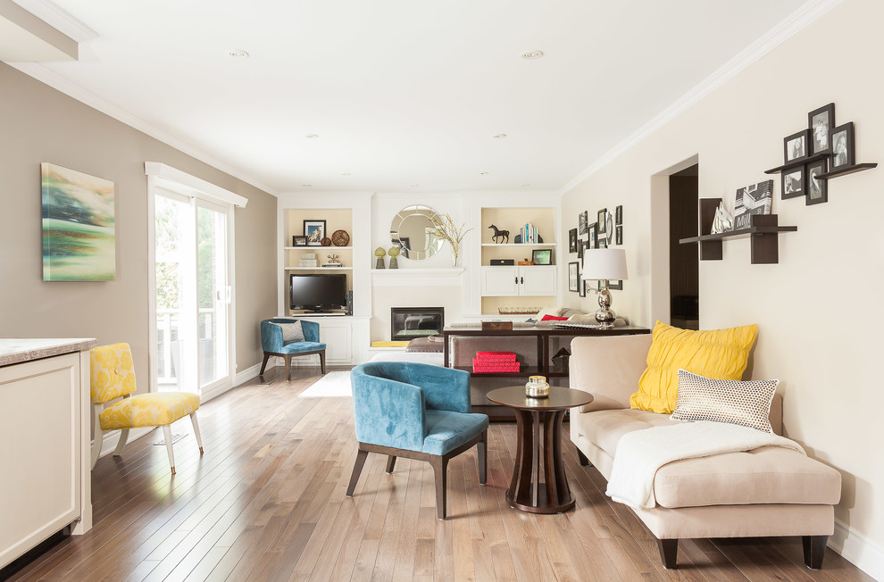 Immagine di un soggiorno contemporaneo di medie dimensioni e aperto con pareti beige, pavimento in legno massello medio, camino classico e TV autoportante