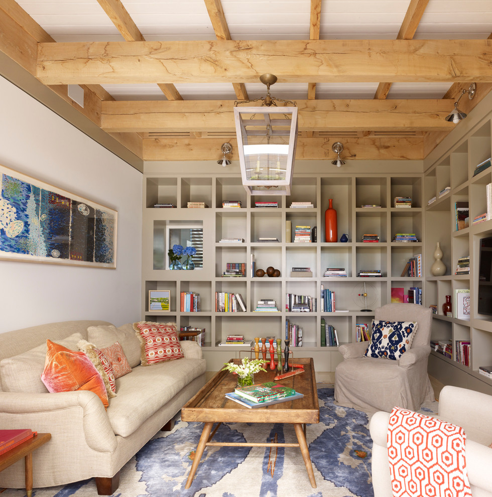 Idées déco pour une salle de séjour contemporaine avec une bibliothèque ou un coin lecture, un mur beige et un téléviseur encastré.