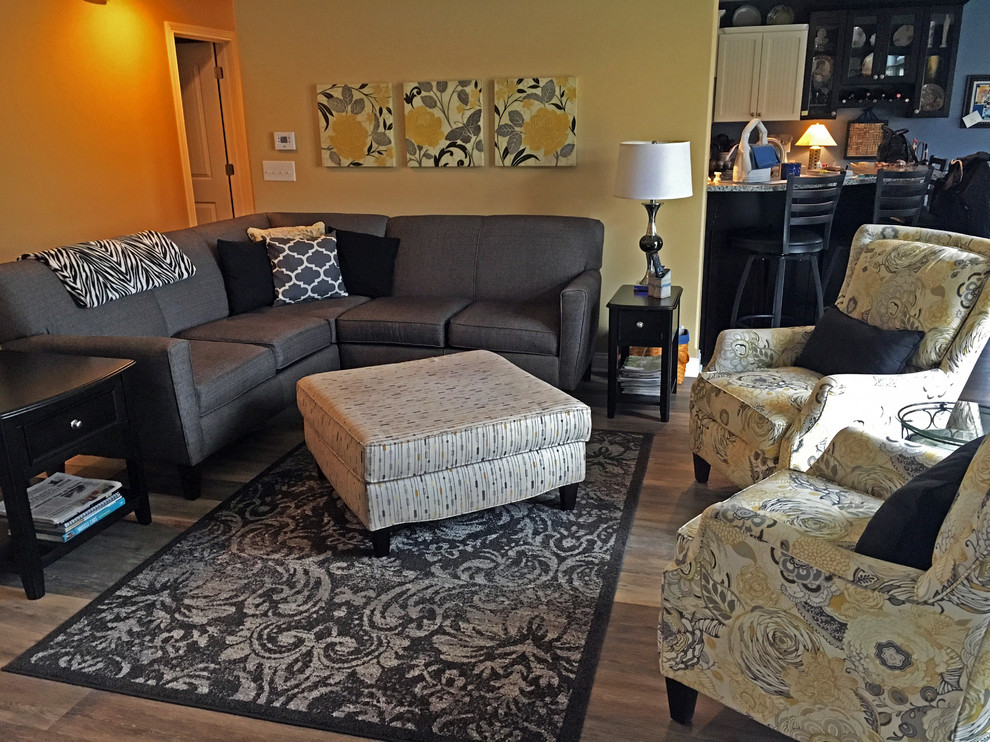 Réalisation d'une salle de séjour design ouverte avec un mur jaune, un sol en vinyl et un sol multicolore.