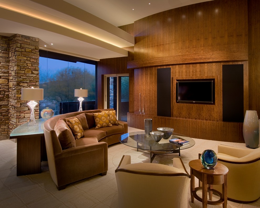 Diseño de sala de estar abierta contemporánea grande sin chimenea con moqueta, pared multimedia y paredes beige