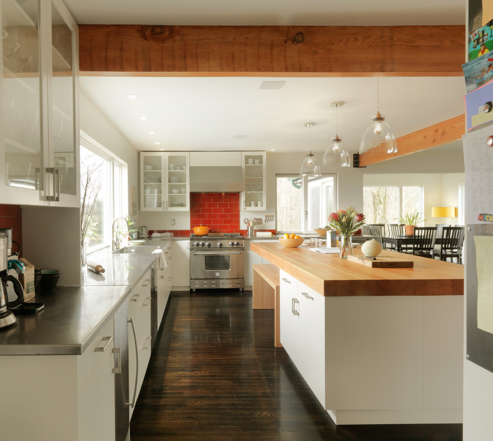This is an example of a contemporary kitchen in Burlington.